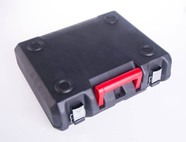 arka plan üzerinde siyah plastik araç kutusu