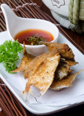 Japon mutfağı. arka planda kızarmış balık