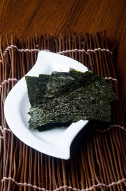 Deniz yosunu. arka planda kuru deniz yosunu