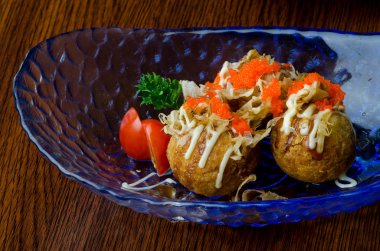 Japon kızarmış balık topu arka planda