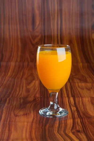 Jus d'orange op een achtergrond — Stockfoto