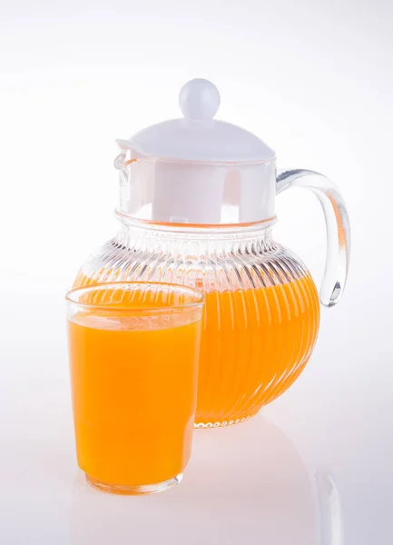 Orangensaft auf einem Hintergrund — Stockfoto