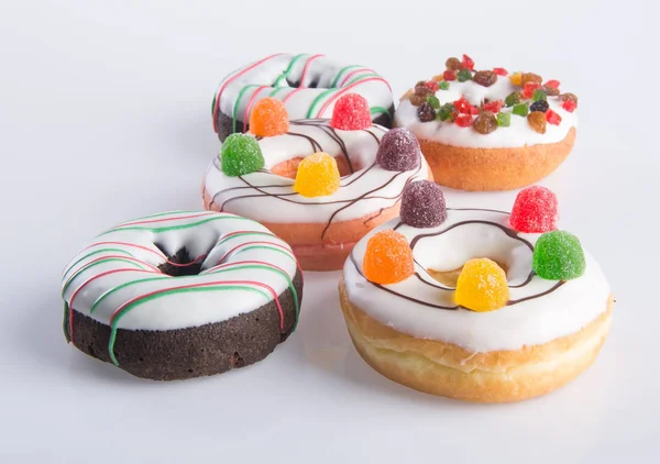 Verschiedene Donuts Donuts auf einem Hintergrund — Stockfoto