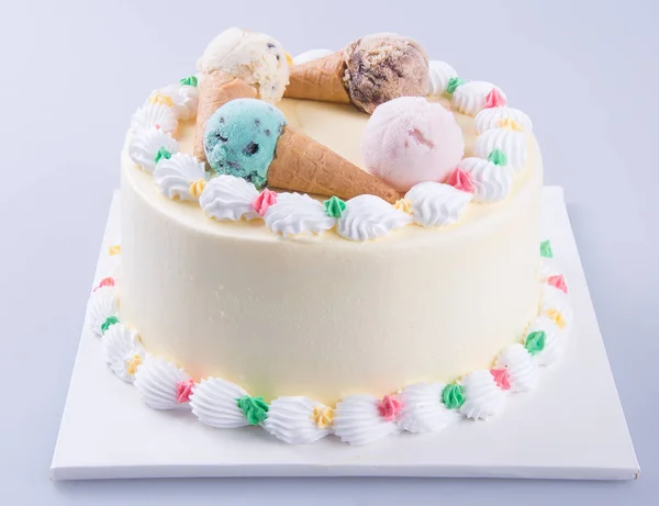ケーキだ。背景にアイスクリームケーキ — ストック写真