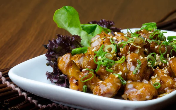 Masakan Jepang. ayam saus goreng di latar belakang — Stok Foto