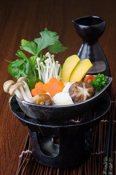 Cocina japonesa. olla caliente en el fondo — Foto de Stock