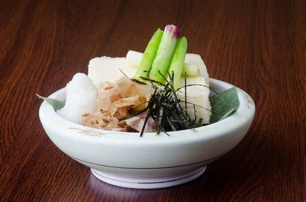 Bucătărie japoneză. tofu pe fundal — Fotografie, imagine de stoc