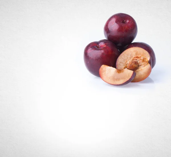 Ciruela o fruta dulce de ciruela madura sobre un fondo . —  Fotos de Stock