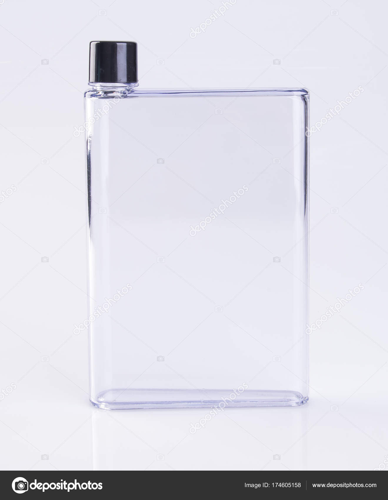 Bouteille Deau Ou Une Bouteille En Plastique Vide Sur Un