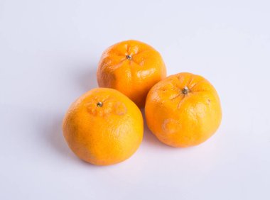 mandalina veya arka planda clementine.