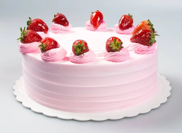 Gâteau ou gâteau aux fraises sur fond . — Photo