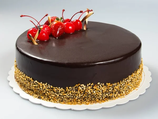 Pastel o pastel con fresas y chocolate sobre un fondo . —  Fotos de Stock