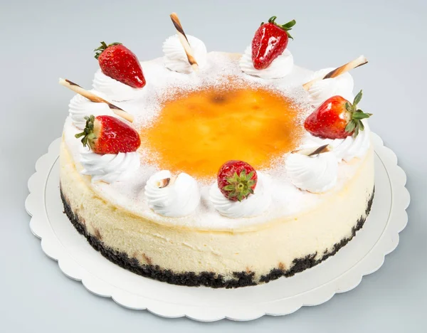 Gâteau ou gâteau aux fraises sur fond . — Photo