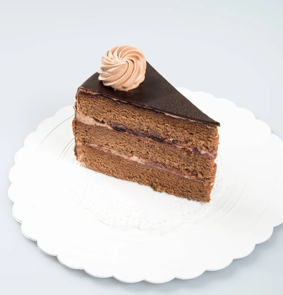 Bolo ou fatia de bolo de chocolate em um fundo . — Fotografia de Stock
