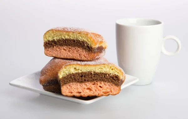 Donut oder Donut und Kaffee auf einem Hintergrund. — Stockfoto