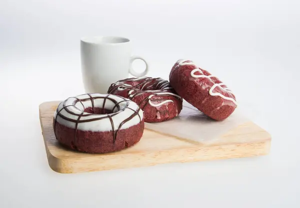 Donut oder Donut und Kaffee auf einem Hintergrund. — Stockfoto