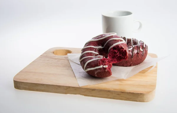 Donut oder Donut und Kaffee auf einem Hintergrund. — Stockfoto