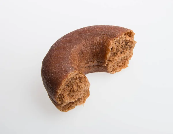 Donut ou donut com mordida em falta em um fundo . — Fotografia de Stock