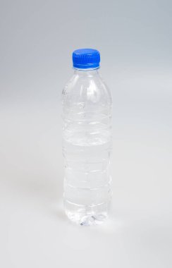 Su veya su şişe bir arka plan üzerinde.