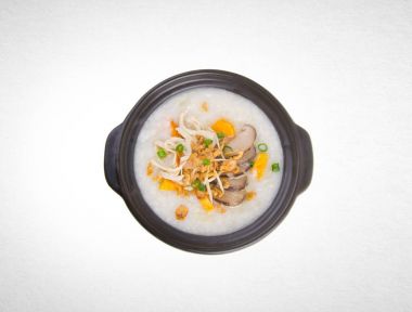 Yulaf lapası veya bir arka plan üzerinde tavuk püresi.