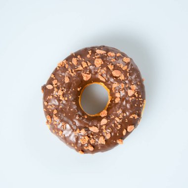 çörek veya bir arka plan üzerinde çikolatalı çörek.