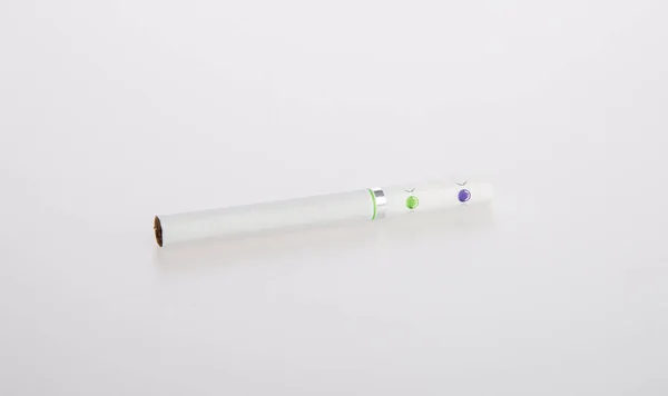 Cigarett eller cigarett med filter på en bakgrund. — Stockfoto