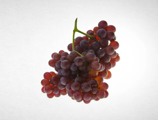 Druiven of rode druiven op een achtergrond. — Stockfoto