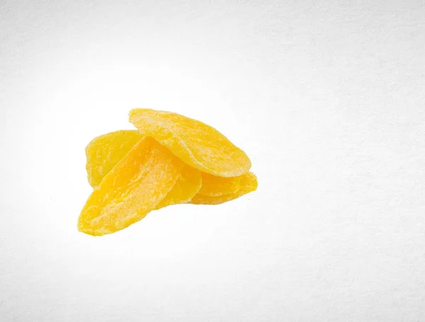 Felii uscate de mango sau mango uscat pe un fundal . — Fotografie, imagine de stoc