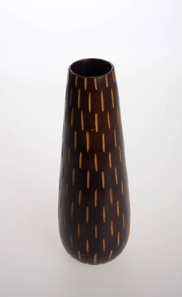 Vase ou vase en bois conçu dans un style moderne bon pour la décoration de la maison — Photo