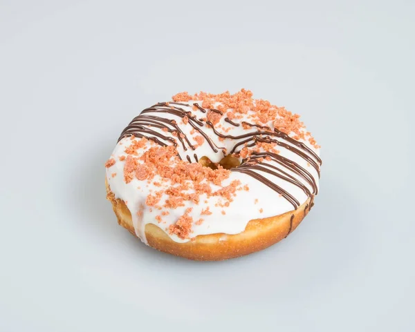 Donut ou donut de chocolate em um fundo . — Fotografia de Stock