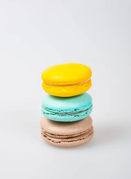 Macarons oder bunte Macarons auf einem Hintergrund. — Stockfoto