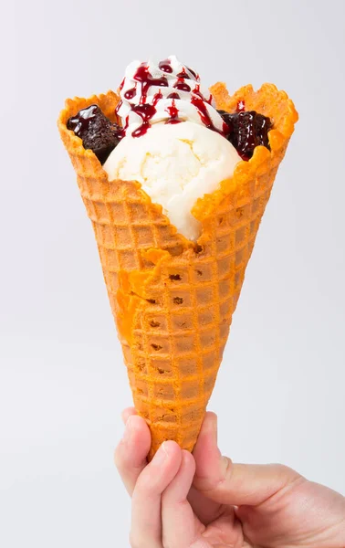 Helado o helado con coberturas en el fondo . — Foto de Stock