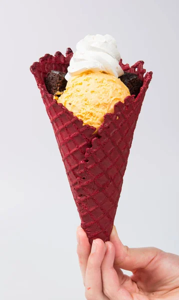 Gelato o gelato con guarnizioni sullo sfondo . — Foto Stock