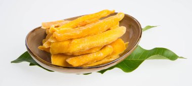 Bir arka plan üzerinde kurutulmuş Mango veya kurutulmuş Mango dilimleri.