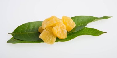 kurutulmuş ananas veya bir arka plan üzerinde kurutulmuş meyve.