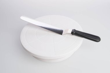 kek standı bir arka plan üzerinde kek spatula ile.