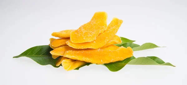 Fette di mango essiccate o di mango essiccate su uno sfondo . — Foto Stock