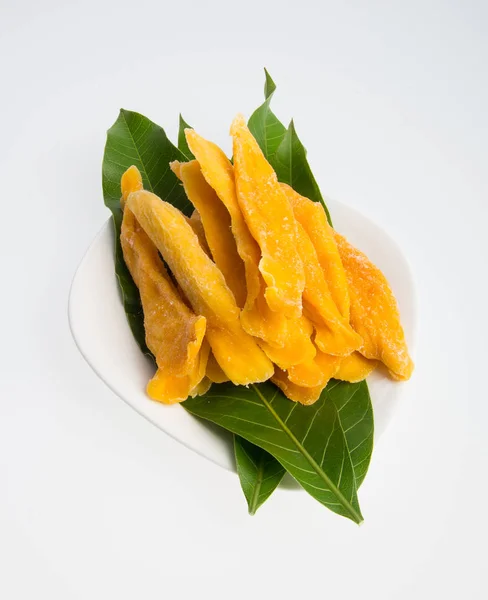 Fette di mango essiccate o di mango essiccate su uno sfondo . — Foto Stock