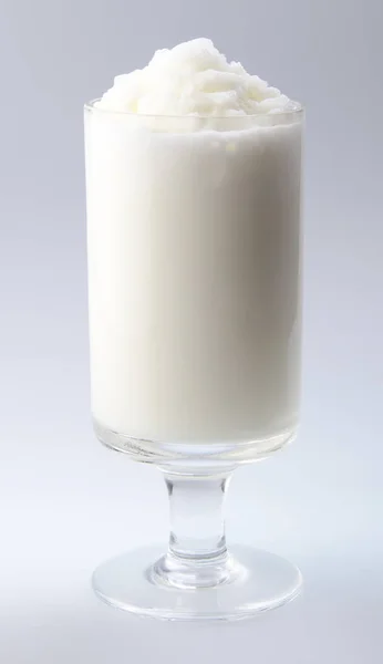 酸奶隔离在白色背景 — 图库照片
