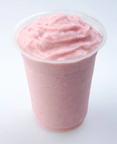 Jogurt Truskawkowy Białym Tle — Zdjęcie stockowe
