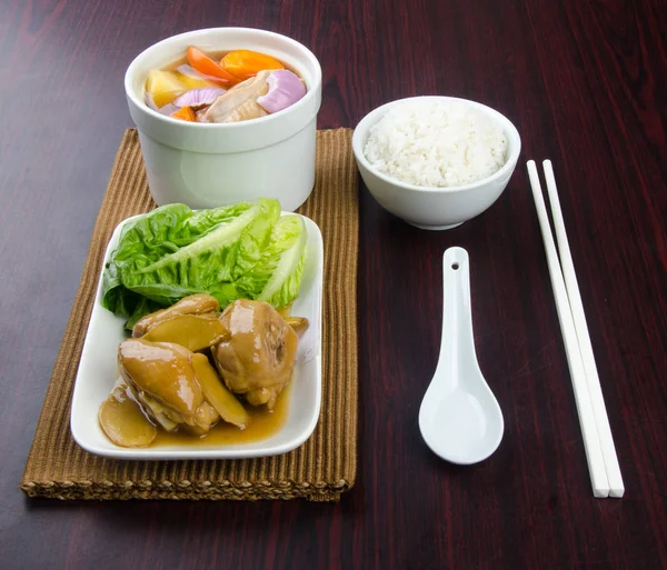 Ayam dan sup herbal dalam pot, gaya makanan Cina . — Stok Foto