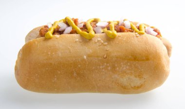 Beyaz arka planda sosisli sandviç.