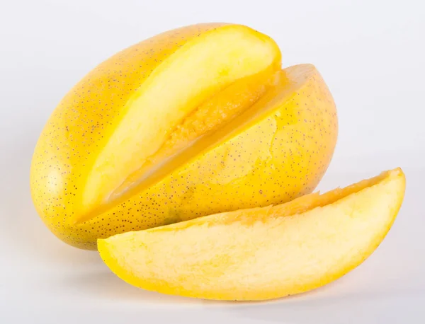 Mango. zoete mango op achtergrond. — Stockfoto