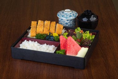 Japon mutfağı. Öğle Yemeği kutu set arka planda