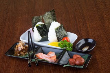 Japon mutfağı. onigiri veya arka planda pirinç