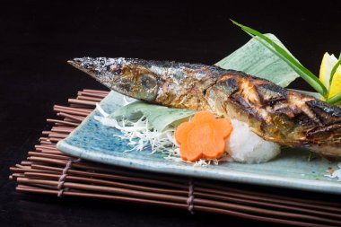Japon mutfağı. arka planda kızarmış balık