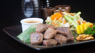 Japon mutfağı. sığır eti küp arka planda