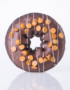 Beyaz arka planda çikolatalı çörekler.