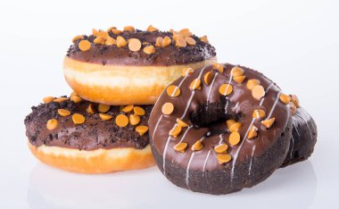 Beyaz arka planda çikolatalı çörekler.