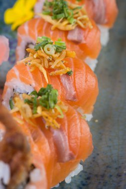 Japon mutfağı. Arka planda suşi var.